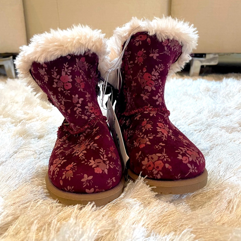 Toddlers boots with faux fur. Man-made material, maroon and mauve color flowers